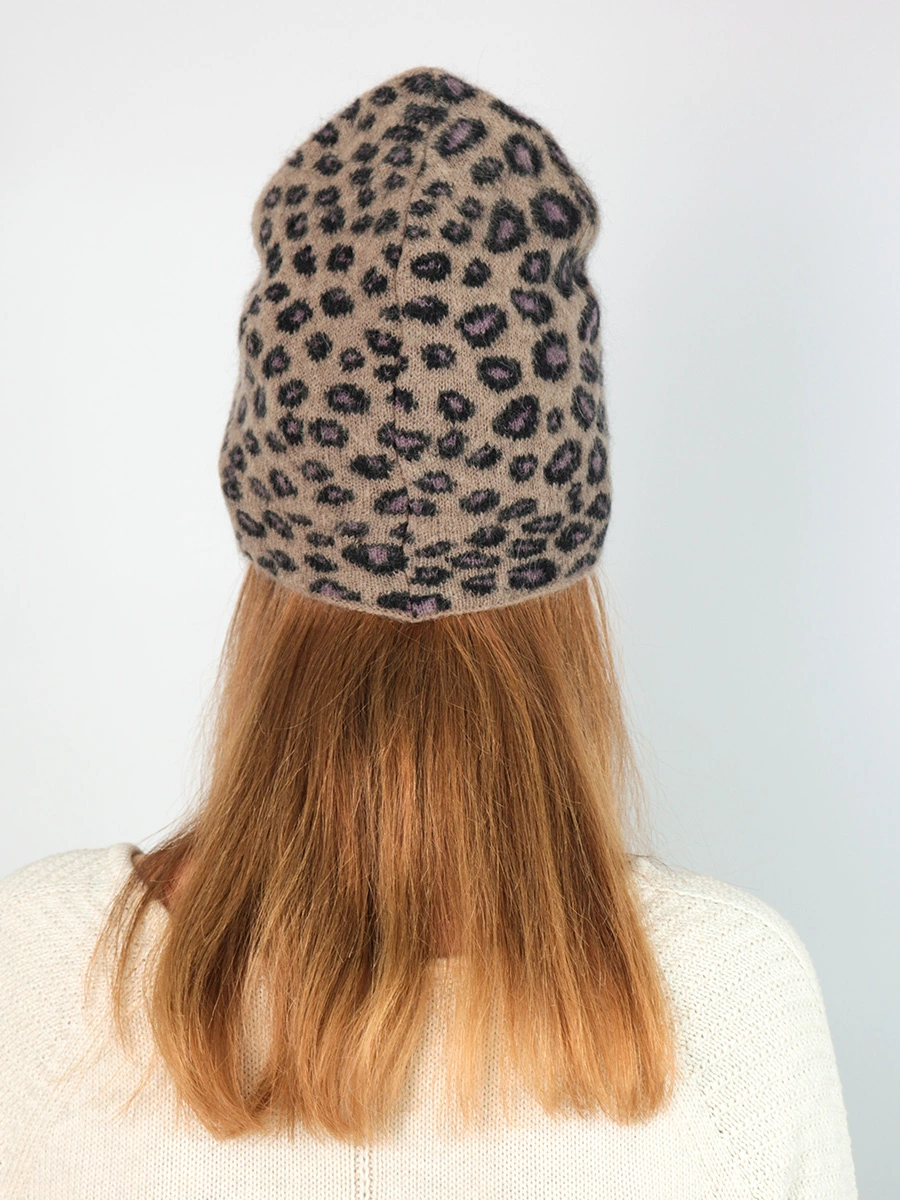 Коричневая шапка бини с леопардовым рисунком